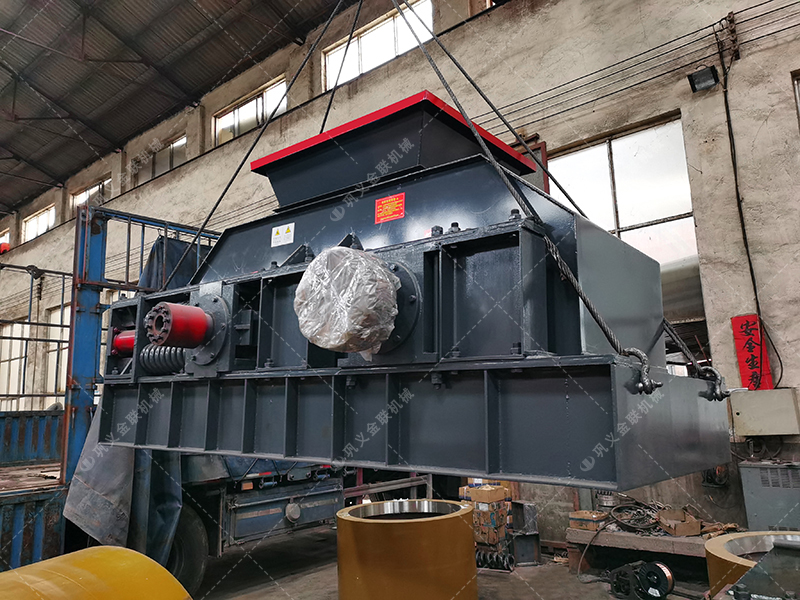 大型半自动液压对辊制砂机发货 发往广西