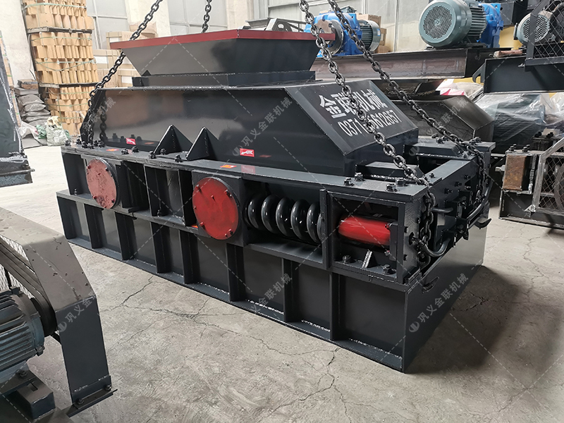 花岗岩制成沙子用对辊制沙机还是冲击制砂机，哪个好用？