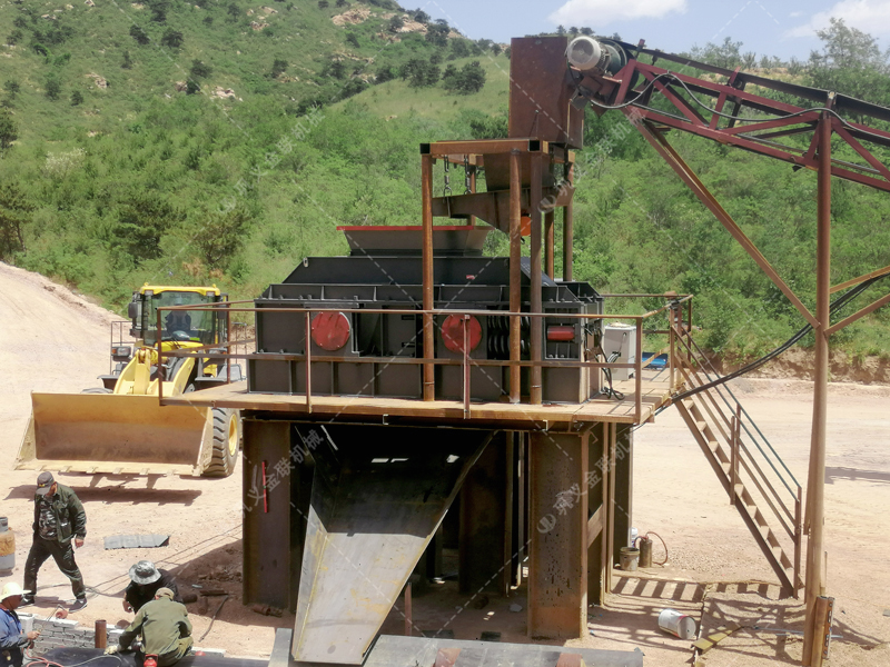 花岗岩制成沙子用对辊制沙机还是冲击制砂机，哪个好用？