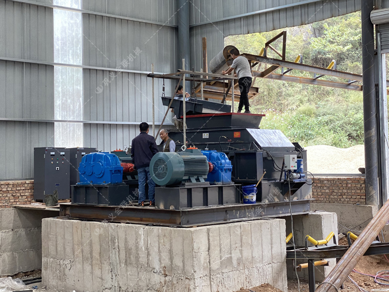 大型砂石厂购置一台重型对辊麻豆AV无码需要投资多少？