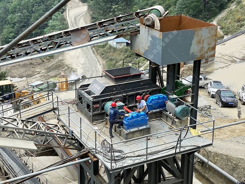 大型砂石厂购置一台重型对辊麻豆AV无码需要投资多少？