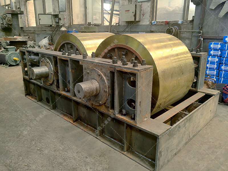 如何通过液压对辊麻豆AV无码实现石英石的2mm准确破碎?