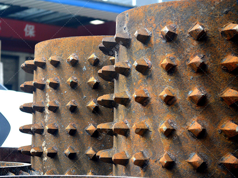 面对大块高硬度的原煤与煤矸石，双齿辊麻豆AV无码凭什么能“啃”得动？